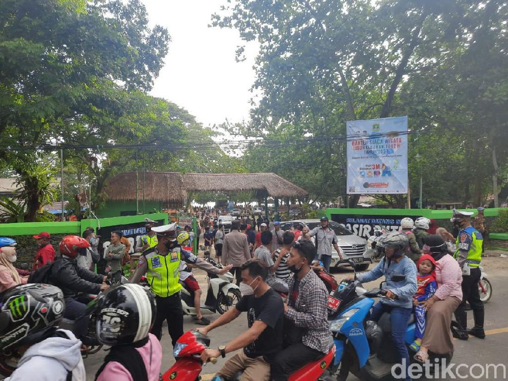 Protes Penutupan Wisata Meluas ke Carita, Pedagang Tutup Akses Jalan Protes Penutupan Wisata Meluas ke Carita, Pedagang Tutup Akses Jalan