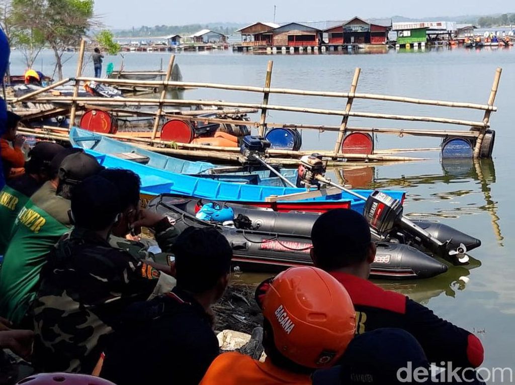 Pencarian Korban Perahu Terbalik di Waduk Kedungombo Terus Dilakukan Pencarian Korban Perahu Terbalik di Waduk Kedungombo Terus Dilakukan