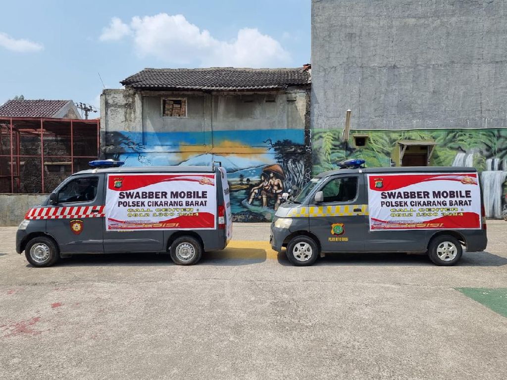 Polisi Bekasi Door to Door Swab Antigen Warga yang Pulang Usai Mudik Polisi Bekasi Door to Door Swab Antigen Warga yang Pulang Usai Mudik