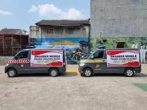 Polisi Bekasi Door to Door Swab Antigen Warga yang Pulang Usai Mudik Polisi Bekasi Door to Door Swab Antigen Warga yang Pulang Usai Mudik
