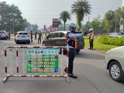 Petugas Putarbalikkan 2.000 Kendaraan yang Ingin ke Kawasan Puncak Bogor