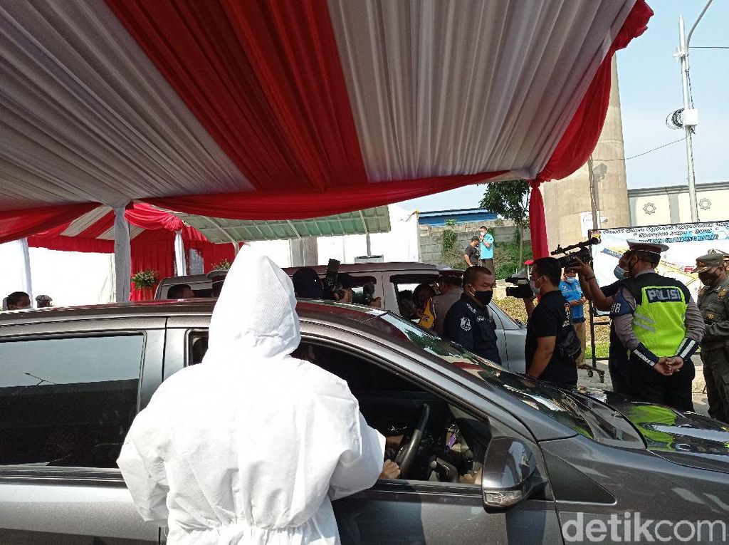 Pos Penyekatan di Tol Japek, Pengendara ke Jakarta Dites COVID Secara Acak