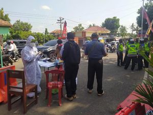 Ratusan Wisatawan Pantai Parangtritis Dites Swab Antigen Ratusan Wisatawan Pantai Parangtritis Dites Swab Antigen