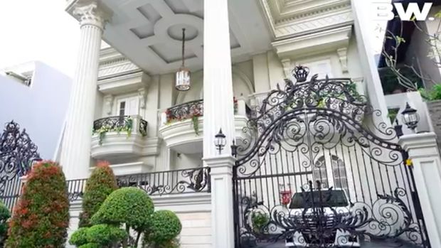 Rumah Crazy Rich PIK Helena Lim