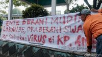 Spanduk Tolak Pemudik Kembali Tanpa Surat Bebas COVID