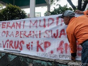 Spanduk Tolak Pemudik Kembali Tanpa Surat Bebas COVID Spanduk Tolak Pemudik Kembali Tanpa Surat Bebas COVID