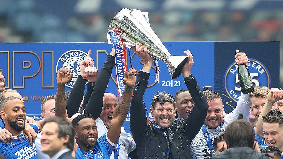 Steven Gerrard membawa Rangers juara liga dengan status invincibles. (Foto: Getty Images/Ian MacNicol)
