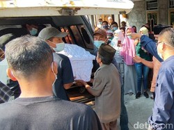 Ibu-2 Anak Korban Perahu Terbalik Waduk Kedungombo Dimakamkan Satu Liang