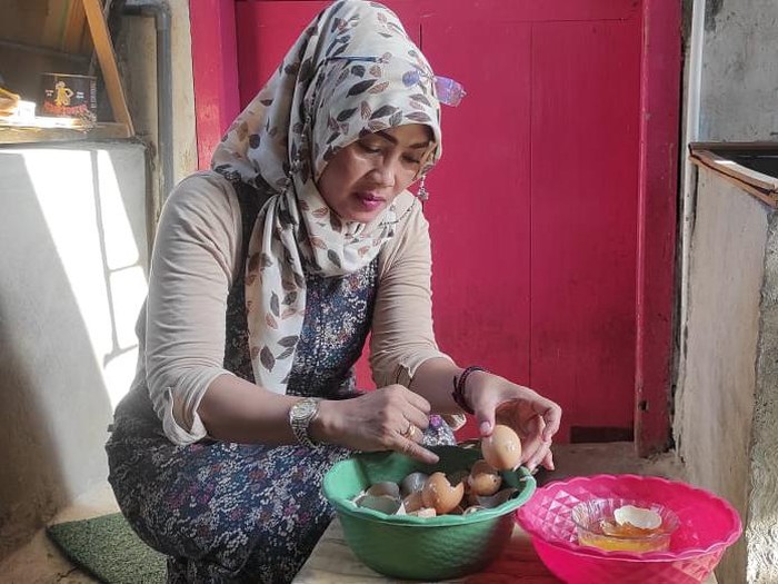 Seorang ibu di Kediri menemukan telur ayam yang diduga palsu. Video temuan itu pun sempat beredar melalui WhatsApp.