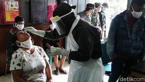 Tidak Pakai Masker, Pengunjung Pasar Klithikan Notoharjo Diswab Antigen
