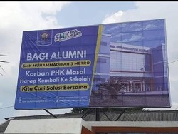 Viral Baliho Ajakan Alumni SMK Korban PHK Balik ke Sekolah, Ini Faktanya