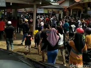 Warga Protes Penutupan Objek Wisata Pemandian di Pandeglang