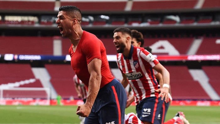 MADRID, SPAIN - MAY 16: Luis Suarez of Atletico Madrid celebrates after scoring their teams second goal  during the La Liga Santander match between Atletico de Madrid and C.A. Osasuna at Estadio Wanda Metropolitano on May 16, 2021 in Madrid, Spain. Sporting stadiums around Spain remain under strict restrictions due to the Coronavirus Pandemic as Government social distancing laws prohibit fans inside venues resulting in games being played behind closed doors.  (Photo by Denis Doyle/Getty Images)