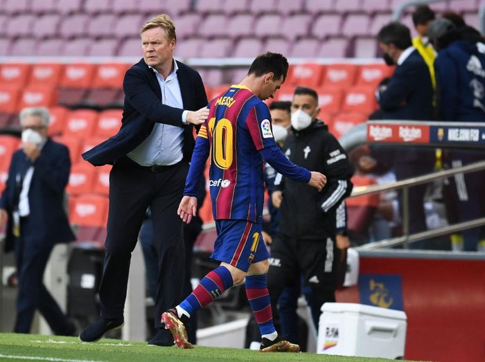 BARCELONA, SPAIN - MAY 16: Head coach Ronald Koeman of FC Barcelona comforts Lionel Messi of FC Barcelona as he walks off the pitch at the La Liga Santander match between FC Barcelona and RC Celta at Camp Nou on May 16, 2021 in Barcelona, Spain. Sporting stadiums around Spain remain under strict restrictions due to the Coronavirus Pandemic as Government social distancing laws prohibit fans inside venues resulting in games being played behind closed doors. (Photo by David Ramos/Getty Images)