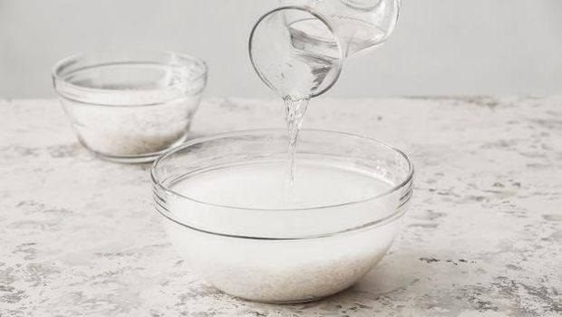 Rambut bercabang juga merupakan salah satu masalah yang sering dialami para wanita. Caranya, rendam bagian ujung rambut dengan air beras.