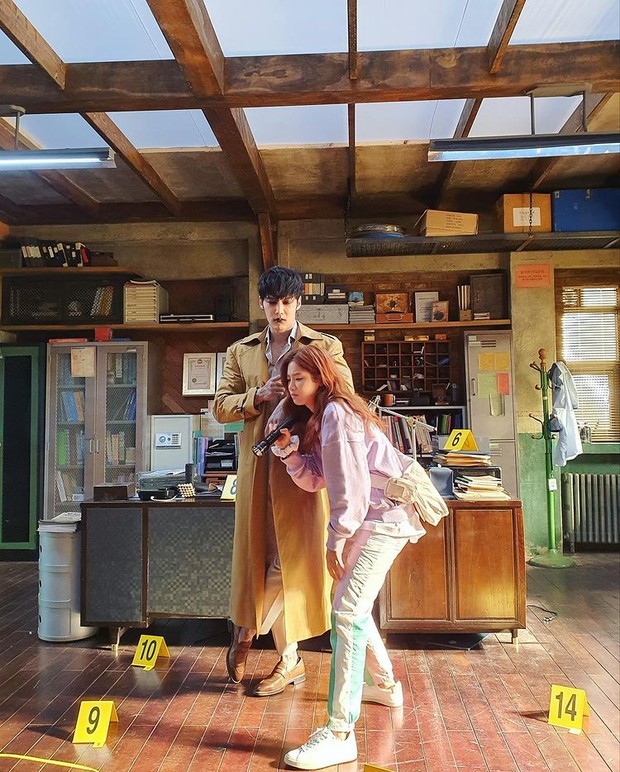 Aktris Park Ju Hyun bersama aktor Choi Jin Hyuk dalam potongan adegan Zombie Detective.