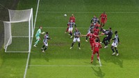 Saat bola kiriman Trent Alexander-Arnold datang, Alisson melompat tinggi-tinggi. (Foto: Getty Images/Laurence Griffiths)