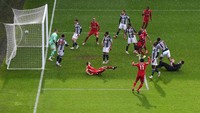 Bola pun bersarang di gawang WBA. (Foto: Getty Images/Laurence Griffiths)