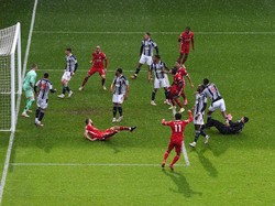 Bola pun bersarang di gawang WBA. (Foto: Getty Images/Laurence Griffiths)
