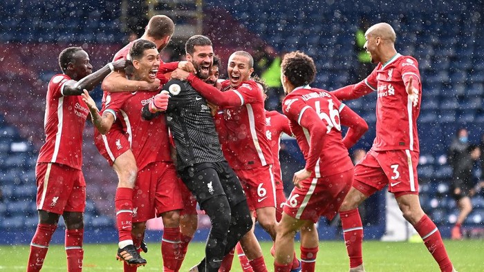 WEST BROMWICH, ENGLAND - MAY 16: Alisson Becker of Liverpool is congratulated by Sadio Mane, Roberto Firmino, Thiago Alcantara, Trent Alexander-Arnold and Fabinho after scoring the winning goal during the Premier League match between West Bromwich Albion and Liverpool at The Hawthorns on May 16, 2021 in West Bromwich, England. (Photo by Laurence Griffiths/Getty Images)