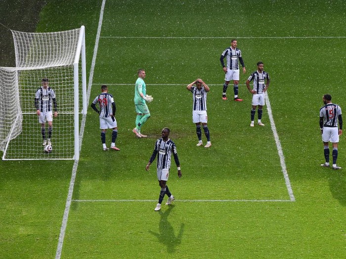 WEST BROMWICH, ENGLAND - MAY 16: West Bromwich Albion players look dejected after Alisson (Not pictured) of Liverpool scored their side's second goal during the Premier League match between West Bromwich Albion and Liverpool at The Hawthorns on May 16, 2021 in West Bromwich, England. Sporting stadiums around the UK remain under strict restrictions due to the Coronavirus Pandemic as Government social distancing laws prohibit fans inside venues resulting in games being played behind closed doors. (Photo by Laurence Griffiths/Getty Images)