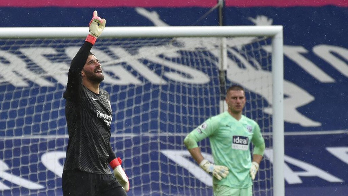 Alisson Becker jadi kiper keenam yang bikin gol di Premier League (AP/Rui Vieira)