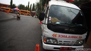 Ambulans-Bus Sekolah Siap Angkut Pemudik ke RSD Wisma Atlet