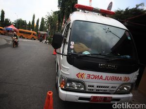 Ambulans-Bus Sekolah Siap Angkut Pemudik ke RSD Wisma Atlet