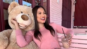 Pose Cantik Andrea Meza Miss Universe 2020 Saat Ngopi