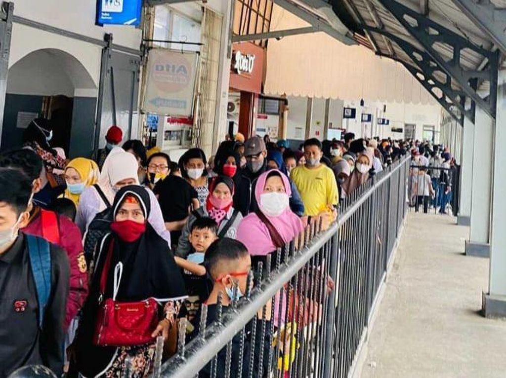 Antrean Panjang-Sempat Terjadi Kerumunan Penumpang KA di Stasiun Bandung