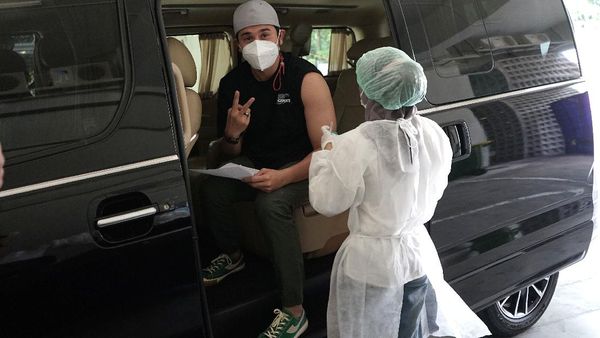 Arya Saloka sampai Vino G Bastian Terima Disuntik Vaksin Dosis 2
