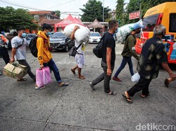 Sopir Bus di Kalideres Sambut Baik Kebijakan Mudik Bebas Syarat Antigen