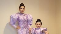 8 Potret Bukti Ashanty dan Arsy Bak Pinang Dibelah Dua, Mirip Banget!