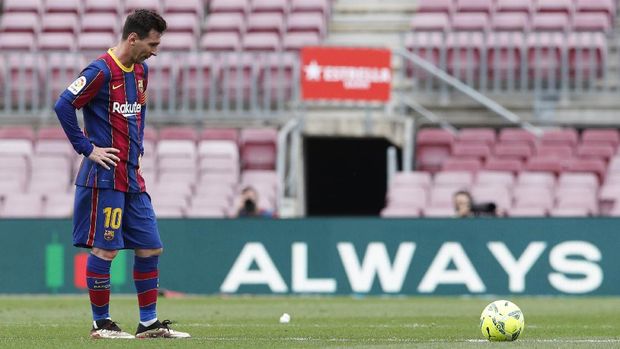 Soccer Football - La Liga Santander - FC Barcelona v Celta Vigo - Camp Nou, Barcelona, Spain - May 16, 2021 Barcelona's Lionel Messi looks dejected after Celta Vigo's Santi Mina scored their first goal REUTERS/Albert Gea