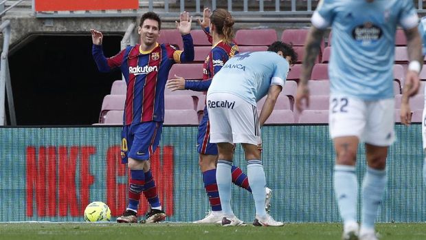 Soccer Football - La Liga Santander - FC Barcelona v Celta Vigo - Camp Nou, Barcelona, Spain - May 16, 2021 Barcelona's Lionel Messi celebrates scoring their first goal with Antoine Griezmann REUTERS/Albert Gea