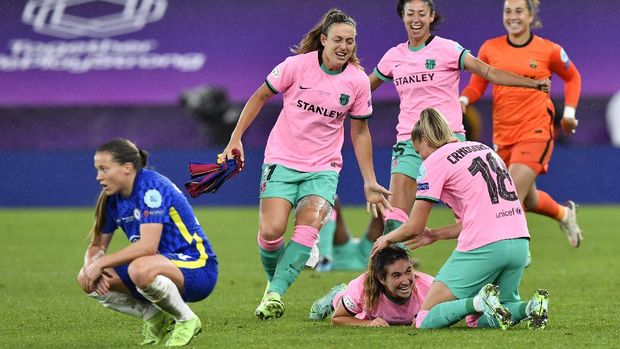 Barcelona players celebrate winning the UEFA Women's Champions League final soccer match between Chelsea FC and FC Barcelona in Gothenburg, Sweden, Sunday, May 16, 2021. Barcelona won 4-0. (AP Photo/Martin Meissner)