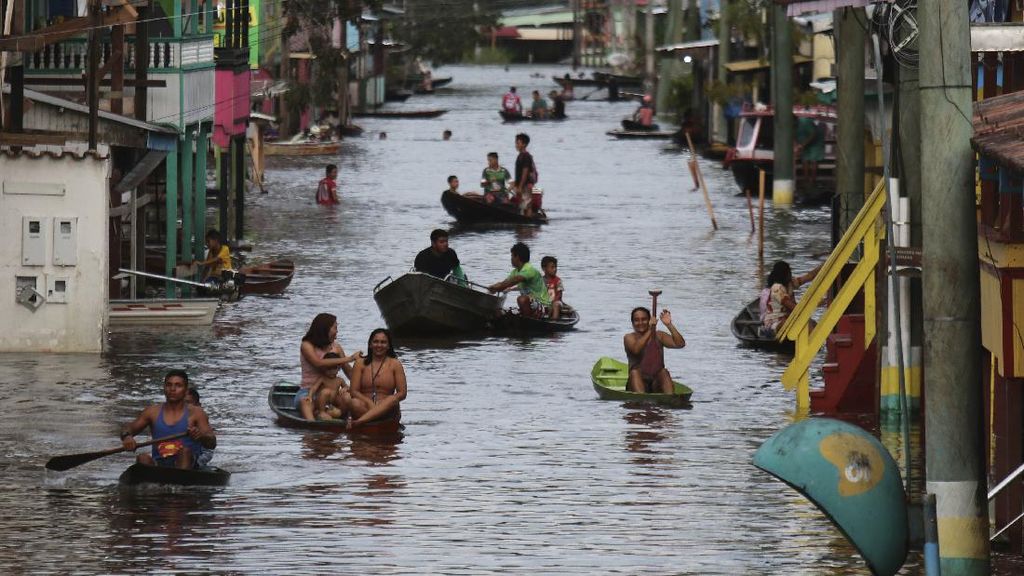 Dilanda Banjir, Warga Brasil Seliweran Pakai Perahu