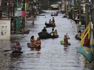 Dilanda Banjir, Warga Brasil Seliweran Pakai Perahu Dilanda Banjir, Warga Brasil Seliweran Pakai Perahu