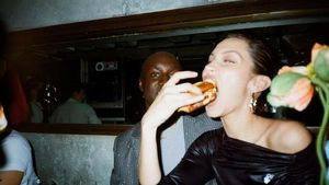 Intip Pose Keren Bella Hadid Saat di Kafe Bersama Teman-Temannya
