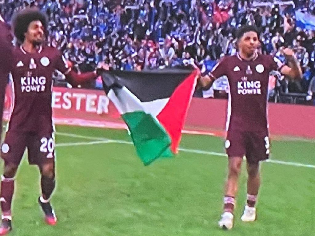 Pemain Leicester Bawa Bendera Palestina, Kena Sanksi atau Tidak? Pemain Leicester Bawa Bendera Palestina, Kena Sanksi atau Tidak?
