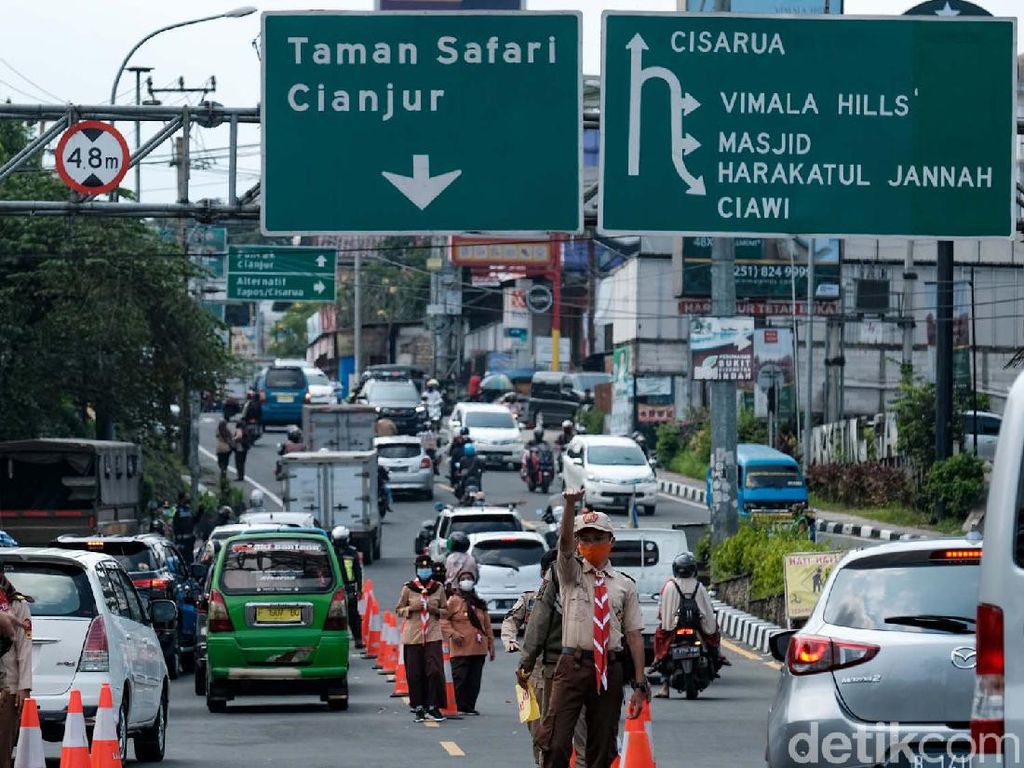 Kondisi Kemacetan di Simpang Gadog Arah Puncak Siang Ini