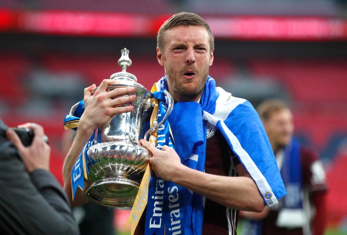 LONDON, ENGLAND - MAY 15: Jamie Vardy of Leicester City celebrates with the Emirates FA Cup trophy following The Emirates FA Cup Final match between Chelsea and Leicester City at Wembley Stadium on May 15, 2021 in London, England. A limited number of around 21,000 fans, subject to a negative lateral flow test, will be allowed inside Wembley Stadium to watch this years FA Cup Final as part of a pilot event to trial the return of large crowds to UK venues. (Photo by Matt Childs - Pool/Getty Images)