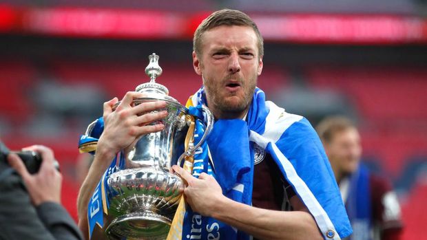 LONDON, ENGLAND - MAY 15: Jamie Vardy of Leicester City celebrates with the Emirates FA Cup trophy following The Emirates FA Cup Final match between Chelsea and Leicester City at Wembley Stadium on May 15, 2021 in London, England. A limited number of around 21,000 fans, subject to a negative lateral flow test, will be allowed inside Wembley Stadium to watch this year's FA Cup Final as part of a pilot event to trial the return of large crowds to UK venues. (Photo by Matt Childs - Pool/Getty Images)