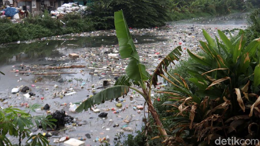 Jorok! Sampah Penuhi Sungai Cipamokolan Kota Bandung