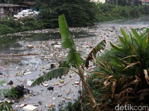 Jorok! Sampah Penuhi Sungai Cipamokolan Kota Bandung