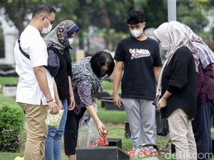 7 Tata Cara Ziarah Kubur ke Makam Orang Tua Menurut Hadits