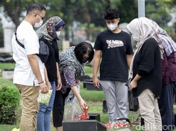 7 Tata Cara Ziarah Kubur ke Makam Orang Tua Menurut Hadits