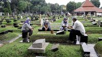 Kembali Dibuka, TPU Tanah Kusir Didatangi Peziarah