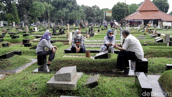 Kembali Dibuka, TPU Tanah Kusir Didatangi Peziarah