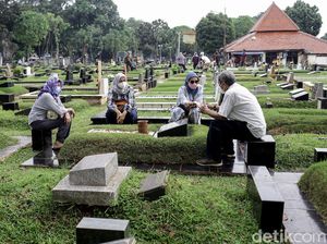 5 Hikmah Ziarah Kubur, Salah Satunya Ingatkan Manusia tentang Kematian